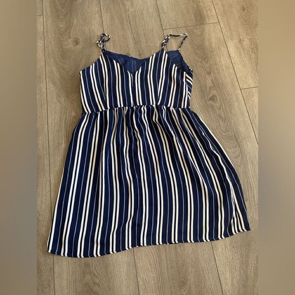 Everly size M beautiful used spaghetti strap dress - Picture 2 of 3